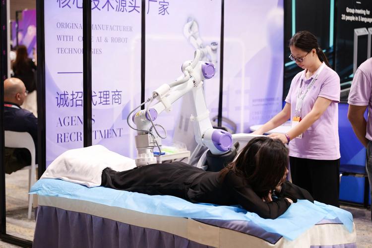 香港展二期开幕首日速递 AI+产品、移动电子设备、智能家居领衔，电子设备新品大爆发